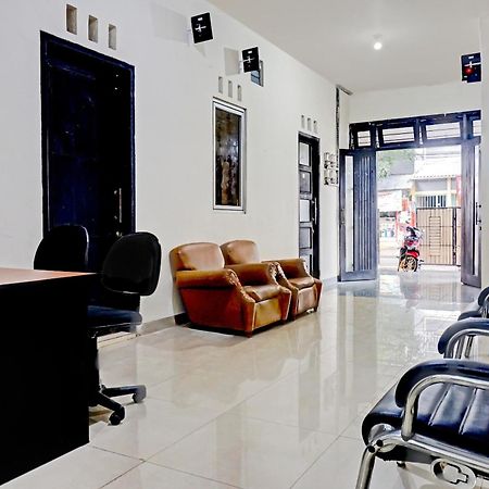 Oyo 90689 Lily House Hotel Tangerang Exterior photo