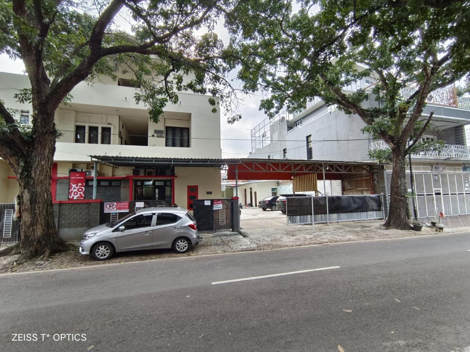 Oyo 90689 Lily House Hotel Tangerang Exterior photo